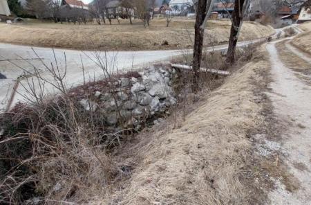 Struga na odseku ob dovozni cesti – odsek B gorvodno od P10